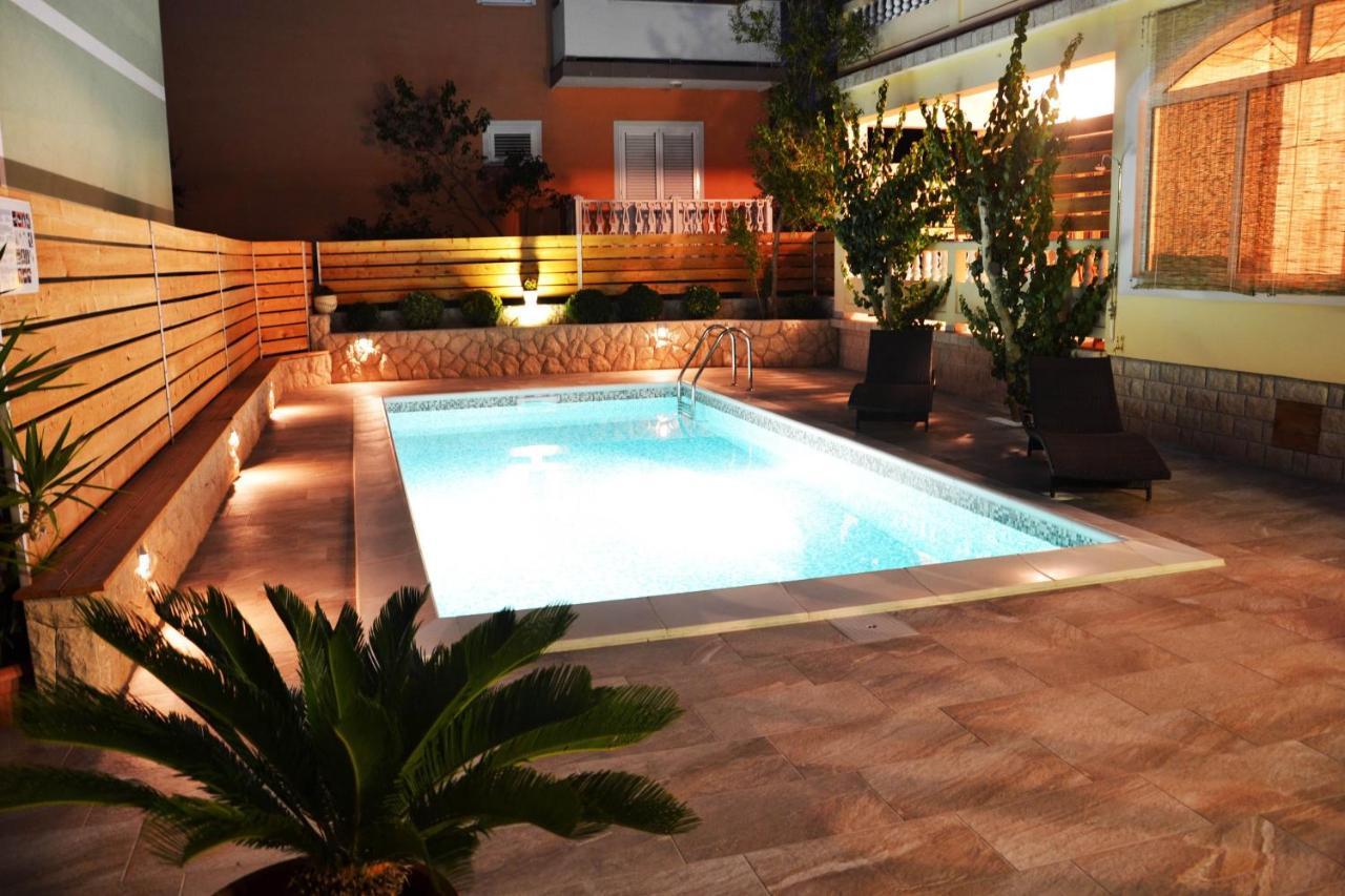Apartments With A Swimming Pool Banjol, Rab - 11382 外观 照片